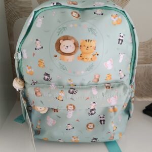 Essa mochila infantil é ideal para o dia a dia das crianças, seja para a escola, creche ou outras atividades divertidas. Com dimensões de 28x25x13 cm